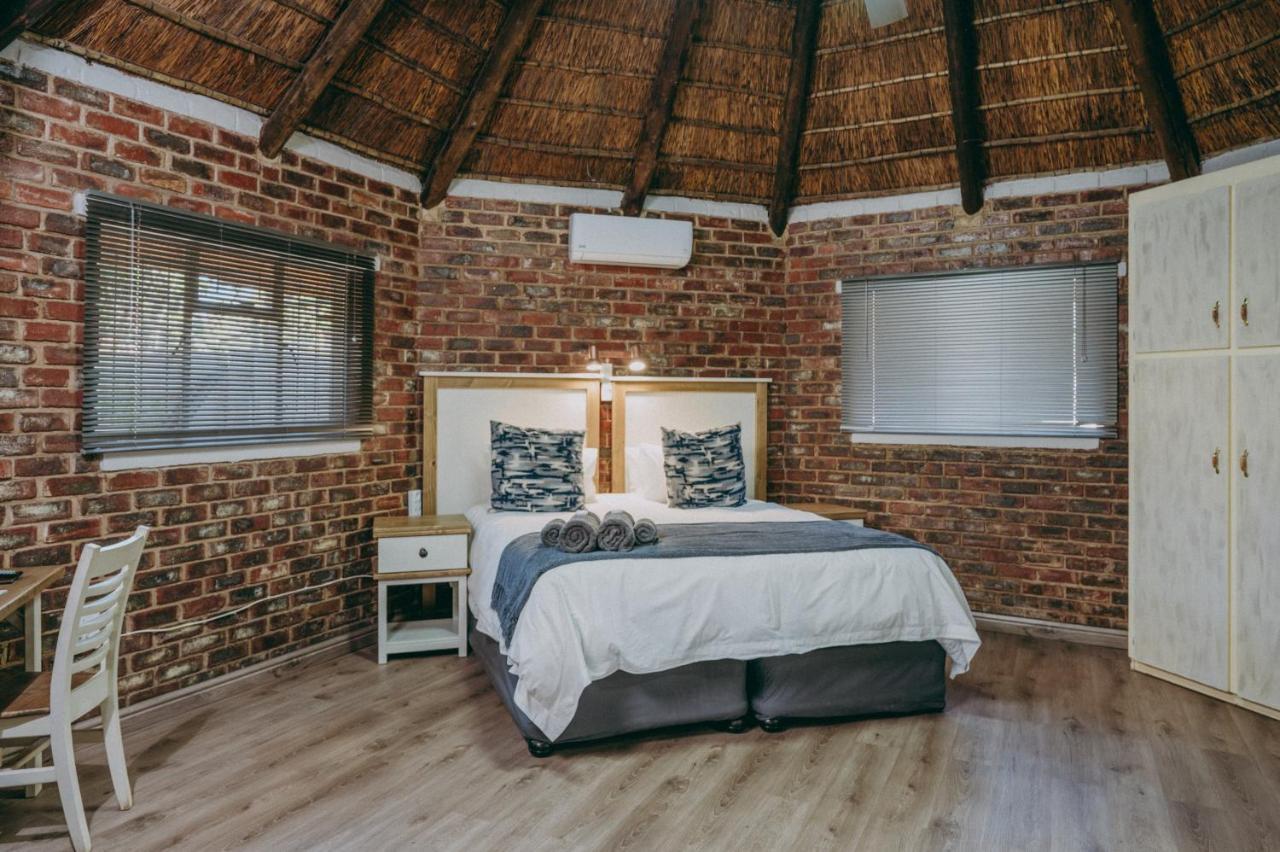 Cosy Cottages Guesthouse Почефструм Экстерьер фото