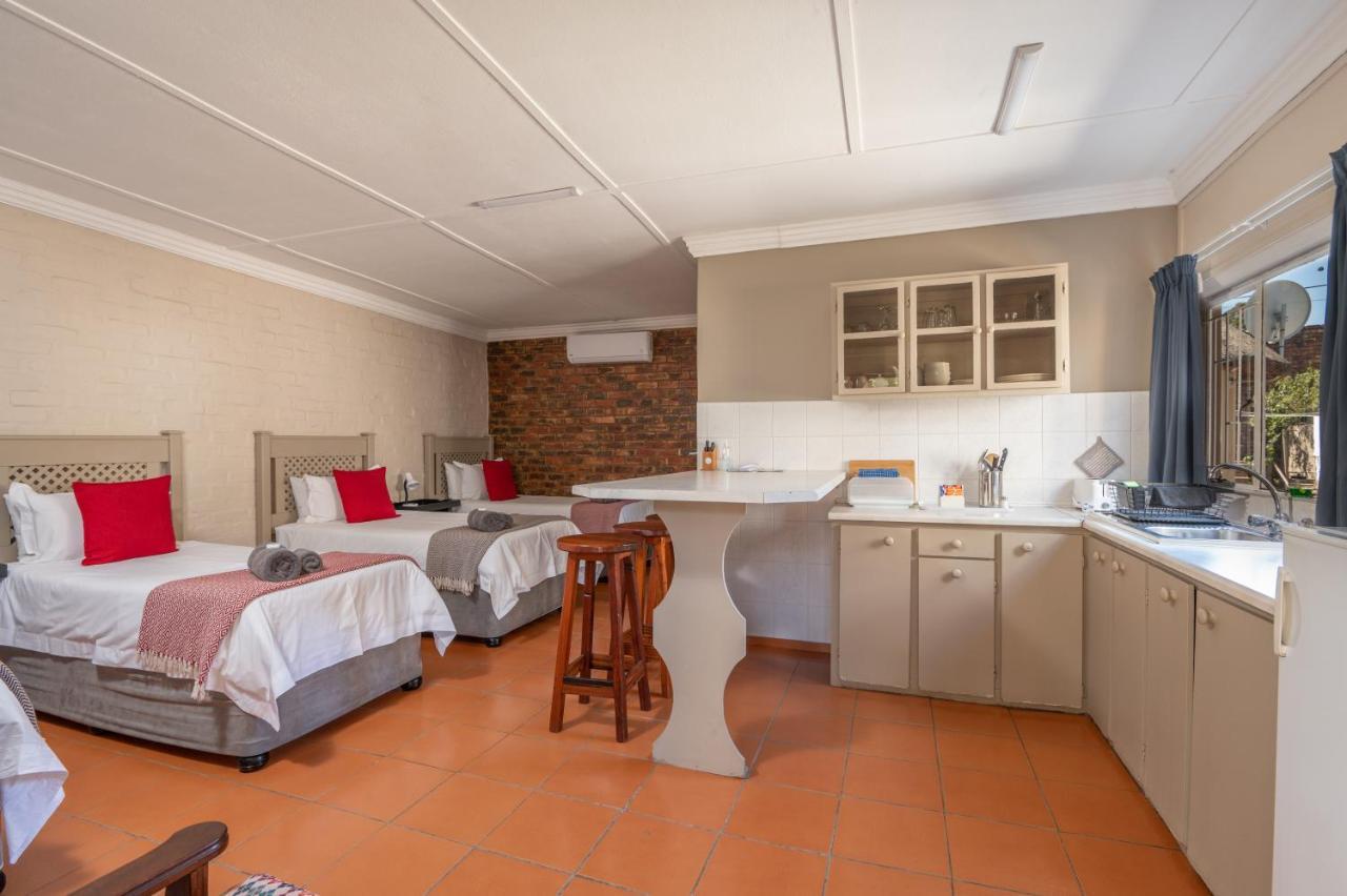 Cosy Cottages Guesthouse Почефструм Экстерьер фото